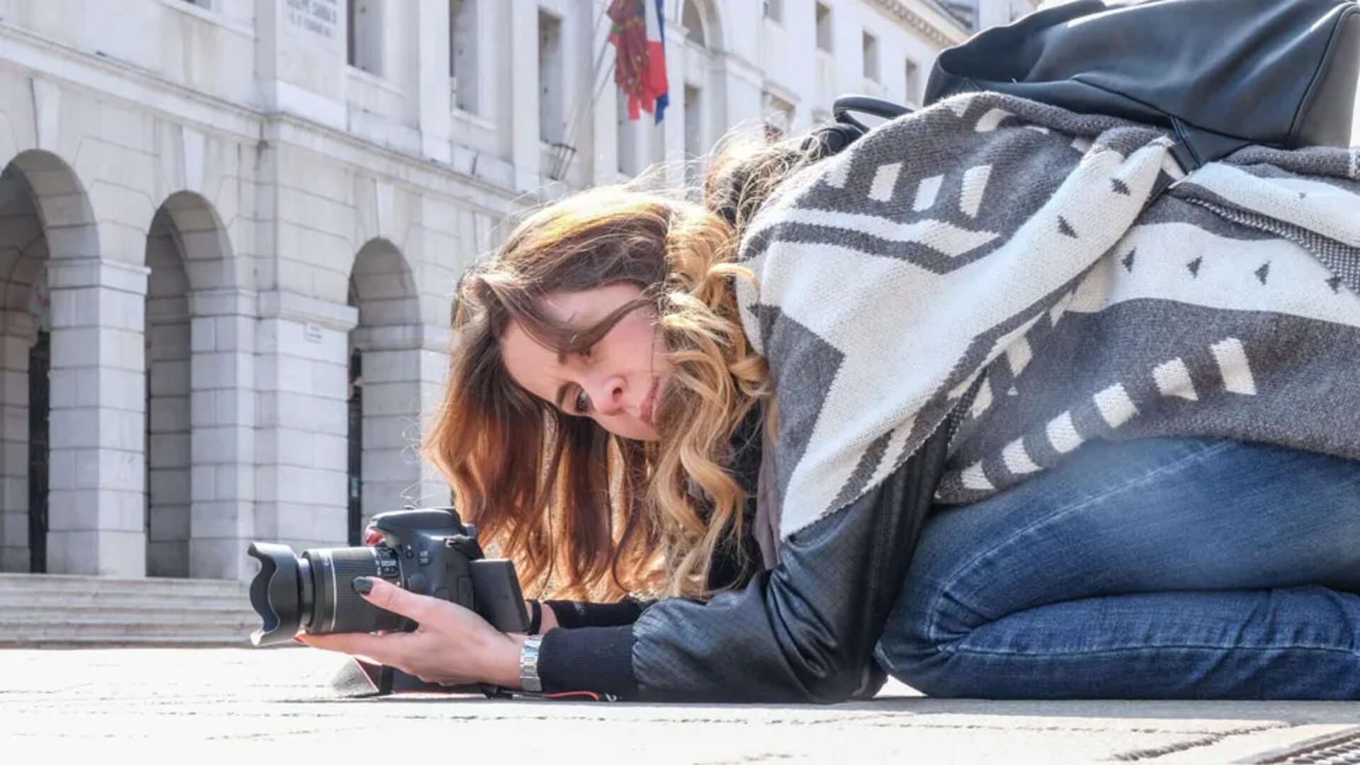In piedi sarebbe stata un'altra fotografia. Il punto di vista l'ha scelto prima di scattare.