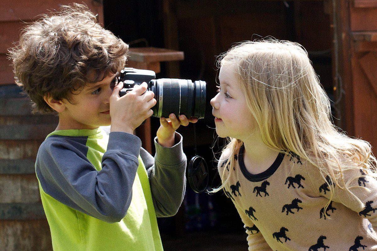 Per lasciarsi fotografare così da vicino bisogna fidarsi. Fra bambini succede subito.