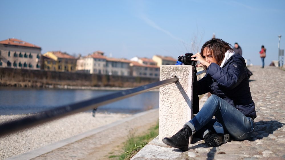 Il treppiede non c'è. Quel pilastrino può fare lo stesso lavoro.