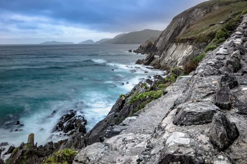 Il turchese attira subito l'occhio. Le rocce restano grigie: il colore non va spinto dappertutto.