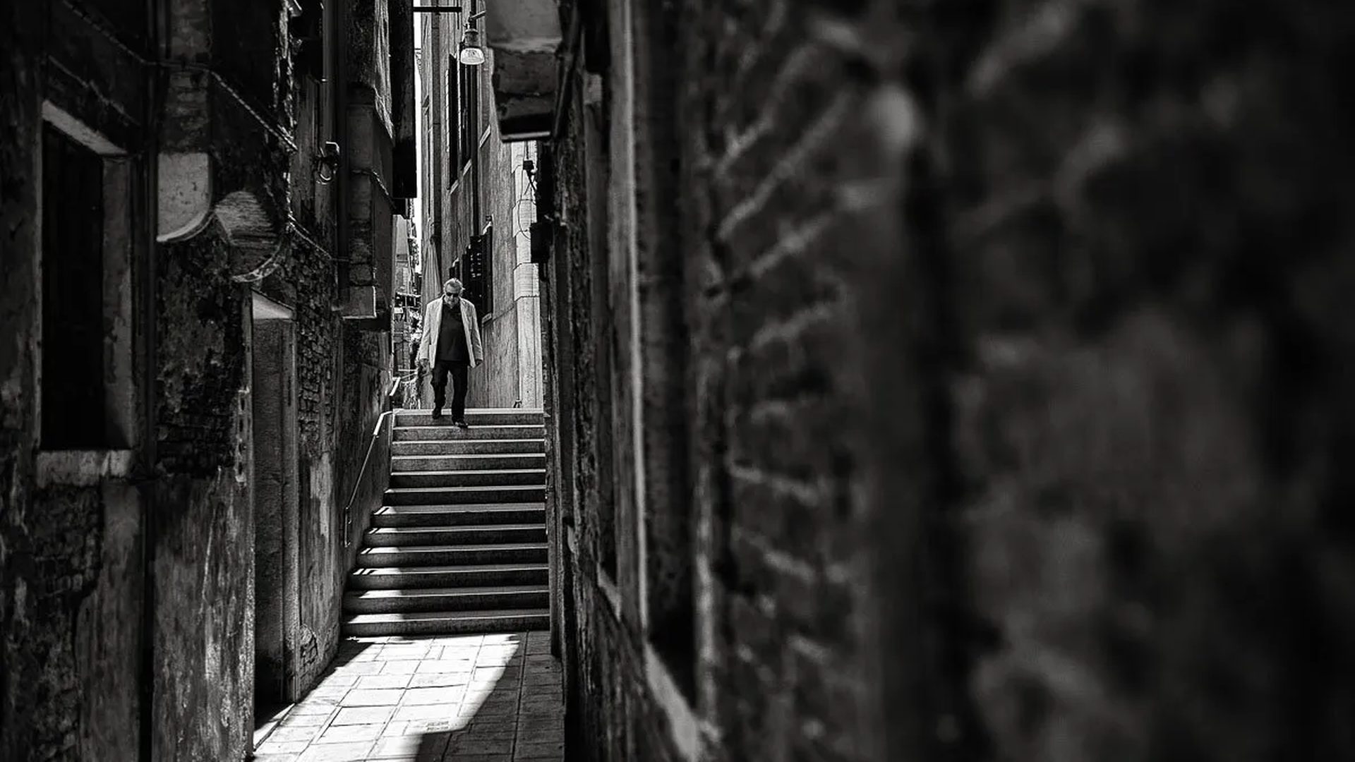 Ogni linea nell'immagine porta da qualche parte. La composizione consiste nello scegliere dove.