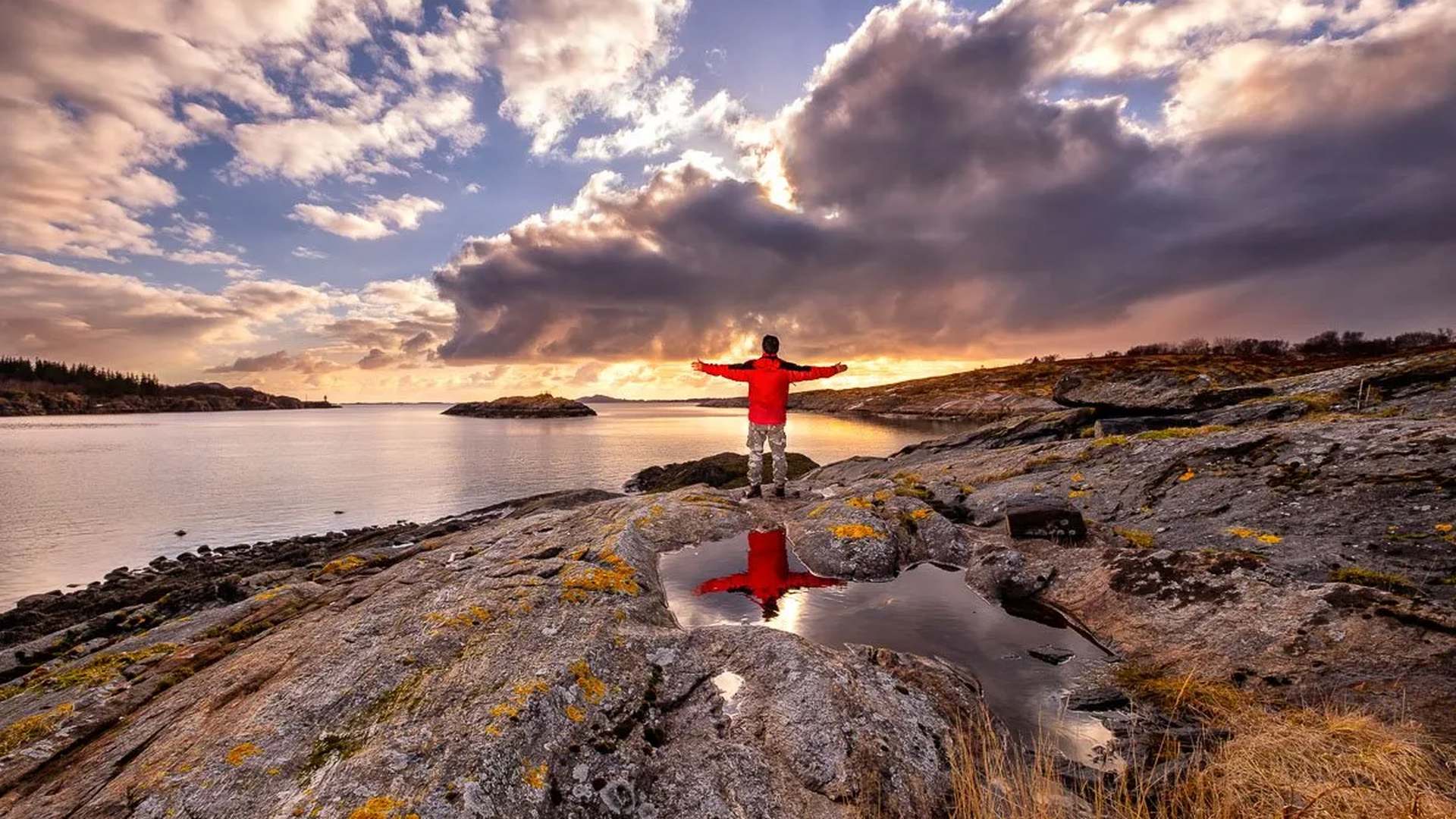 Il colore guida lo sguardo, il riflesso lo fa tornare al punto di partenza.